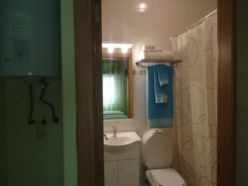 阿尔沃尔Quarto的一间带水槽、卫生间和镜子的浴室