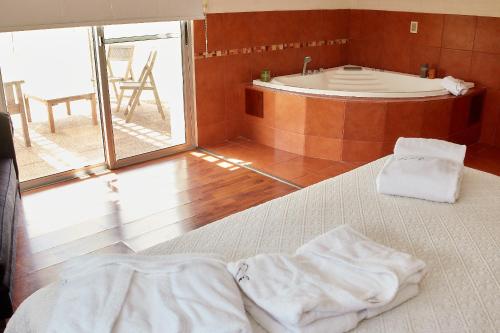梅洛Hotel Juana de Ibarbourou的一间卧室配有一张床和浴缸
