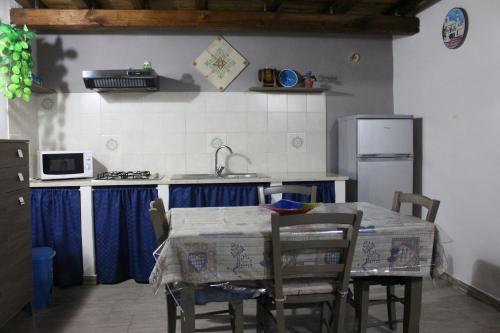 Casa Azzurra的厨房或小厨房