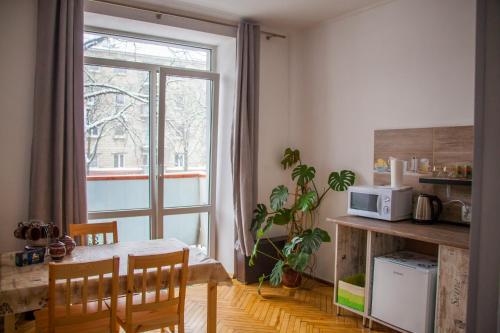 捷尔诺波尔ART ApartmenT的厨房配有桌子和窗户