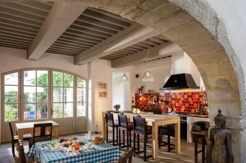 索尔格河畔利勒索格酒店-法国之心的一间厨房,里面配有桌椅