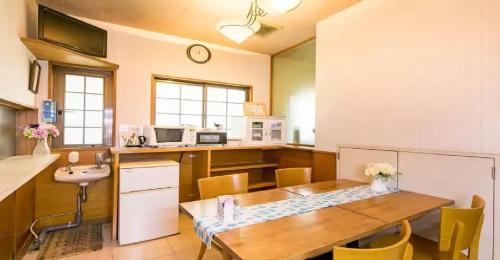 名古屋Nagoya - Hotel / Vacation STAY 15276的厨房配有木桌和水槽。