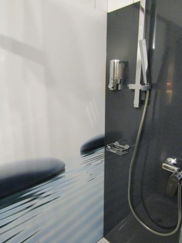 埃朗根埃朗根艺术酒店的带淋浴、水槽和镜子的浴室