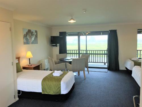 哈斯特哈斯特河汽车旅馆及假日公园的酒店客房设有两张床和一个阳台。