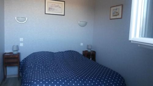 加普gîte "au pied de Cristayes "的蓝色的卧室设有床和窗户