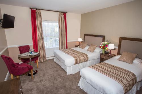 凯尔凯尔酒店的酒店客房设有两张床和窗户。