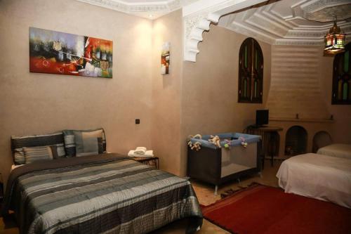 阿伊特乌里尔Atlas Resorts的一间卧室配有一张床,并在一间客房内配有电视。