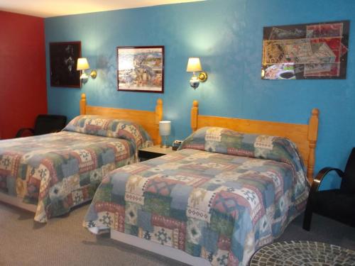 Haileybury黑利伯瑞海滩汽车旅馆 的酒店客房,设有两张床和蓝色的墙壁
