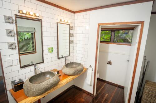 Qamea卡米亚Spa度假酒店的一个带两个盥洗盆的柜台浴室