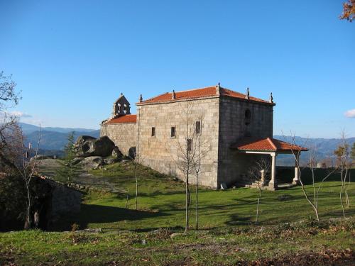 洛维奥斯CASA Eiró的一座位于草山顶的古老建筑