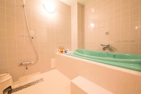 福知山艾内阿罗哈酒店（仅限成人）的带浴缸、卫生间和盥洗盆的浴室