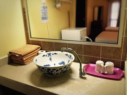热浪岛热浪岛湾度假酒店的浴室的柜台设有水槽和镜子