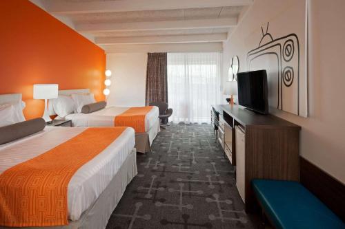 汤姆斯河汤姆斯河豪生国际酒店的酒店客房设有两张床和一台平面电视。