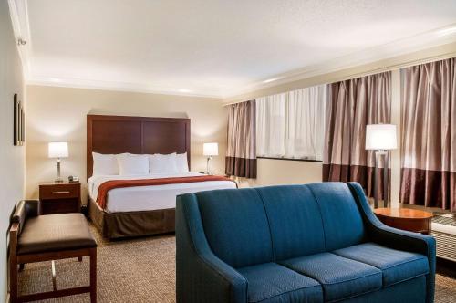 梅泰里Comfort Inn & Suites At Copeland Tower的酒店客房,配有床和蓝色的沙发