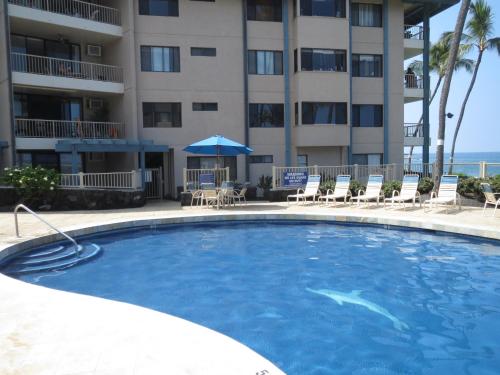 科纳科纳礁度假酒店拉图集团经营的酒店前方的大型游泳池