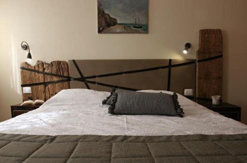 CastelgombertoBed & Breakfast Ai Cracchi的一间卧室配有一张带枕头的床
