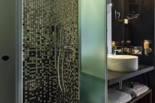 里斯本HF菲尼克斯音乐酒店的带淋浴、水槽和镜子的浴室