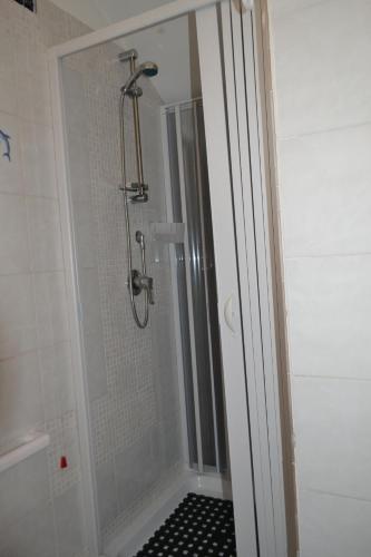 泰卡斯B&B Casa Di Lauro的浴室里设有玻璃门淋浴