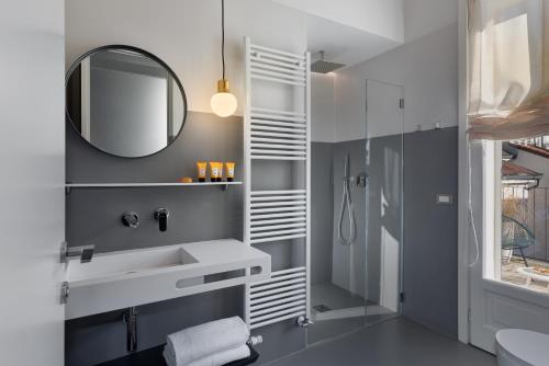 米兰Velvet Grey Boutique Hotel的一间带水槽和镜子的浴室