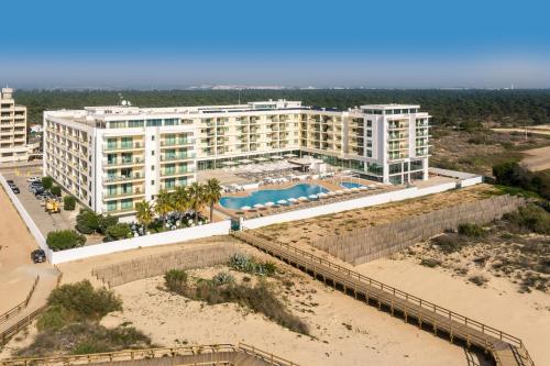 蒙蒂戈杜杜纳马尔公寓式酒店的海滩上的度假村的空中景致