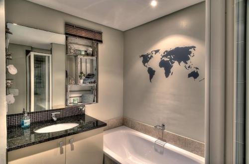 布鲁堡史特兰Portico 802的一间带水槽的浴室和墙上的世界地图