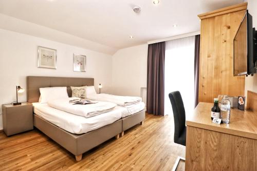 米明Seelos - Alpine Easy Stay - Bed & Breakfast的一间卧室配有一张床和一张书桌