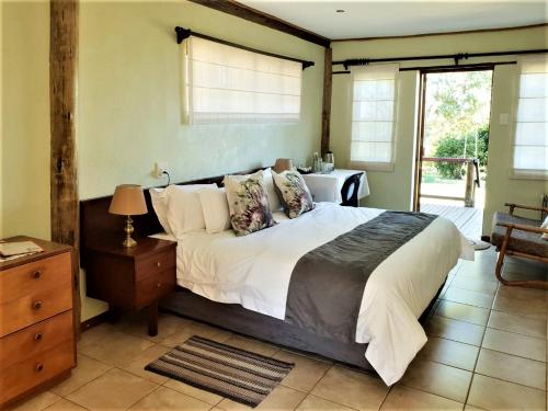 Rorkeʼs DriftElandsview Guesthouse的卧室配有一张带白色床单和枕头的大床。