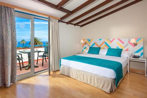 拉克鲁斯O7 Tenerife的一间卧室配有一张床,享有海景