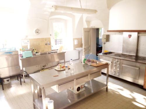 若西耶Maison familiale des Gueyniers的厨房中间设有桌子