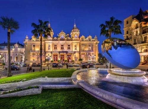 博索莱伊Chambre Love Luxe Monaco的大楼前的大蓝色碗