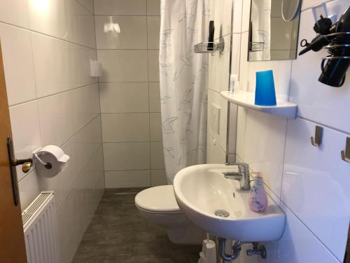 杜塞尔多夫4U梅斯塞兹梅酒店的白色的浴室设有卫生间和水槽。