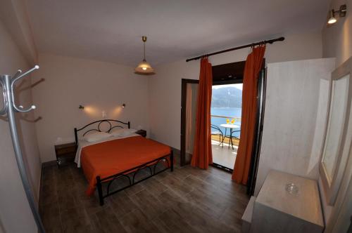 埃费奥纳斯PORTO TIMONI的一间卧室设有一张床,享有阳台的景色