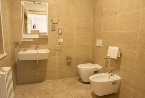 塞拉圣布鲁诺Il Moscardino Country Resort的一间带水槽、卫生间和镜子的浴室