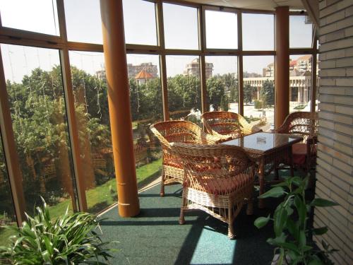 特尔戈维什泰登博维察酒店的门廊配有桌椅和窗户