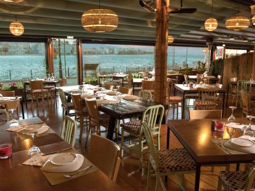 哈尔基斯帕里瑞亚酒店的一间带桌椅并享有水景的餐厅