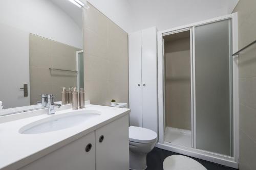 埃武拉Home at Évora's Main Street的白色的浴室设有水槽和淋浴。