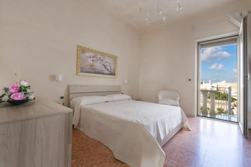 圣潘克拉齐奥萨伦蒂诺San Pancrazio Suite Apartment by BarbarHouse的白色的卧室设有床和窗户