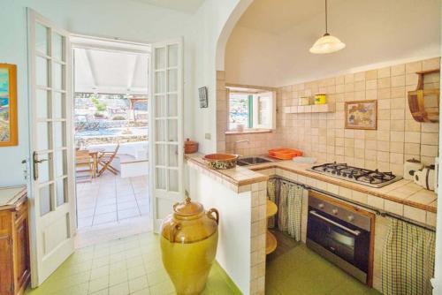 科尔萨诺Villa Scarnera by BarbarHouse的厨房配有水槽和炉灶 顶部烤箱