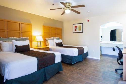默塞德优胜美地酒店的酒店客房配有两张床和吊扇。