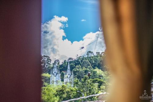 杰里科Hotel Madre Laura Jericó的从窗户可欣赏到城堡的景色