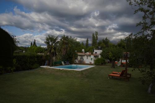 拉斯罗萨斯Cabaña Su Estar的一个带游泳池和房子的后院