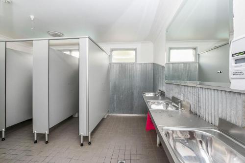 麦夸里港麦夸里港背包客旅馆的浴室设有2个水槽和2面镜子