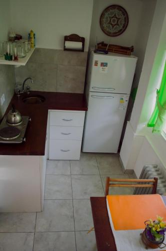 拉斯罗萨斯Cabaña Su Estar的厨房配有白色冰箱和桌子