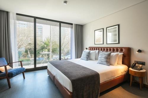 波尔图Porto City House的酒店客房设有一张床和一个大窗户