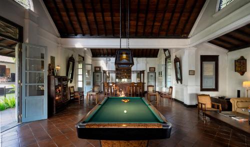 婆罗浮屠美萨提拉Spa度假村的一张位于房间中间的台球桌
