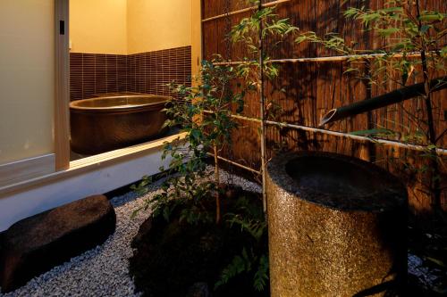 京都京之宿月光庵的一间带卫生间和浴缸的浴室