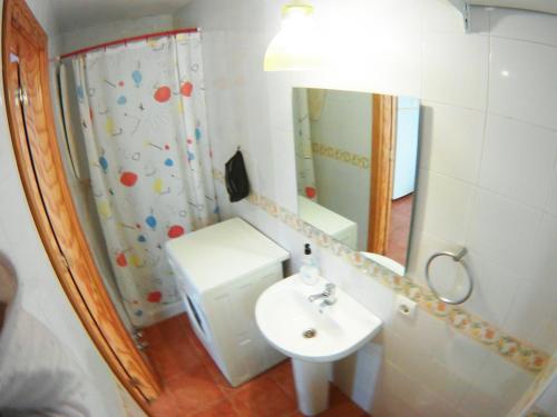 桑蒂蓬塞Casa junto a Itálica的一间带水槽和镜子的小浴室