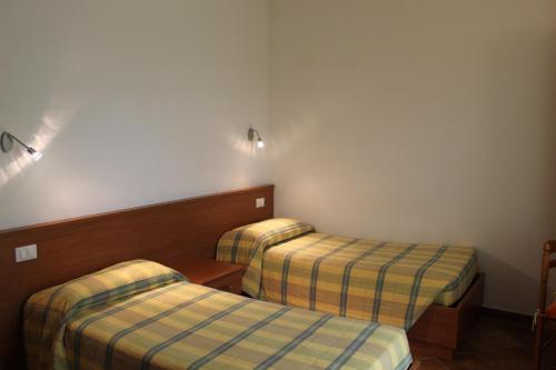 Artegna阿尔城堡酒店的一间客房内配有两张床的房间