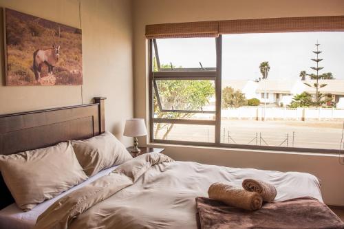 斯瓦科普蒙德Sea View Bliss Guesthouse with self Catering的卧室配有一张挂有马术图的床铺。