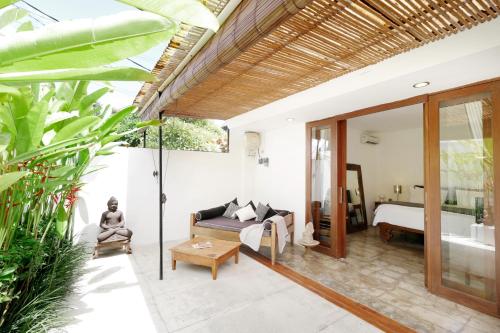 坎古坎古公寓酒店的一间带床和浴室的客厅